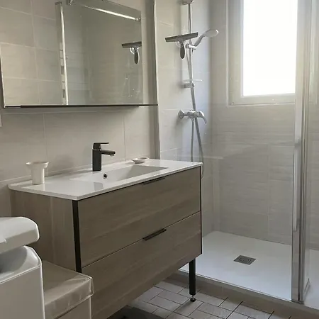 Superb Full Of Charm With Terrace 2ch 5min From The Lighthouse * ביאריץ